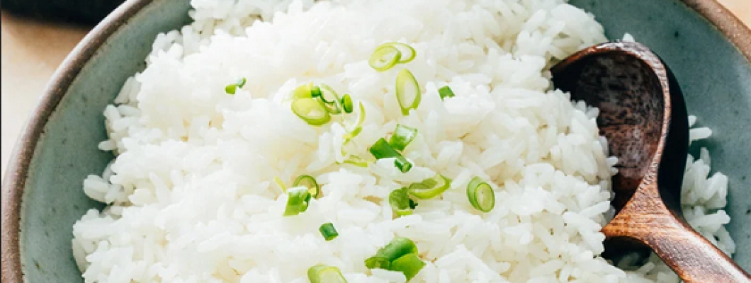 Η προσθήκη αυτού του συστατικού στο ρύζι σας μπορεί να μειώσει τις θερμίδες στο μισό